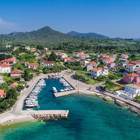 15613b * ウグリャン